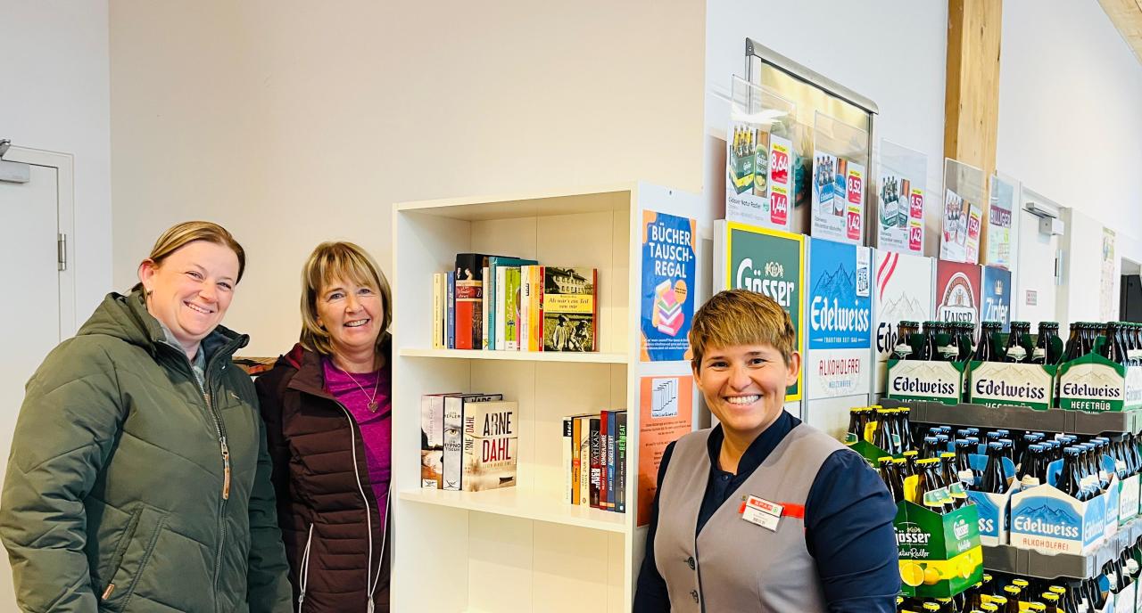Bücher-Tauschregal bei SPAR Wallner in Söll