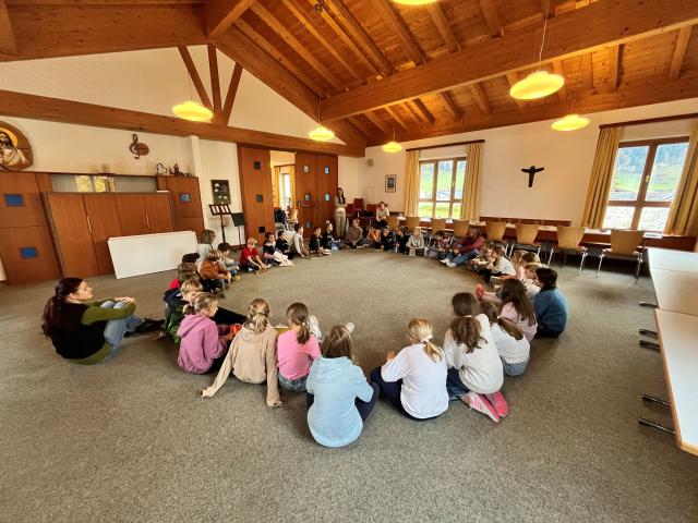 Die Kinder bei der Buchbesprechung