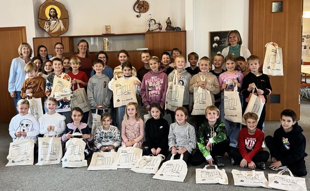 Gemeinschaftsfoto mit Frau VS-Direktorin Christine Liditzky und den Büchereimitarbeiterinnen 