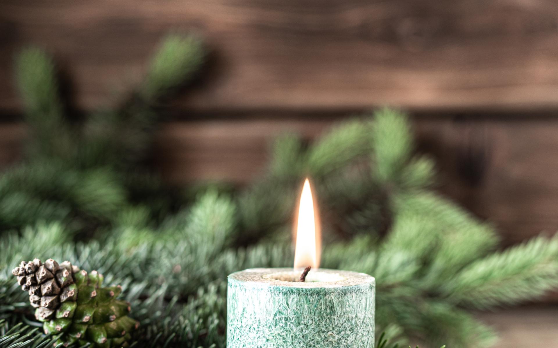 Brenndende Kerze und Tannenästchen