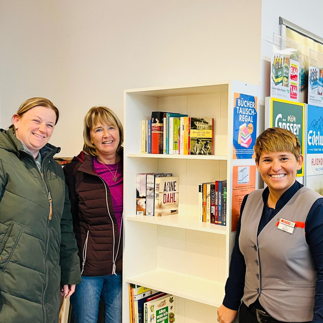 Bücher-Tauschregal bei SPAR Wallner in Söll