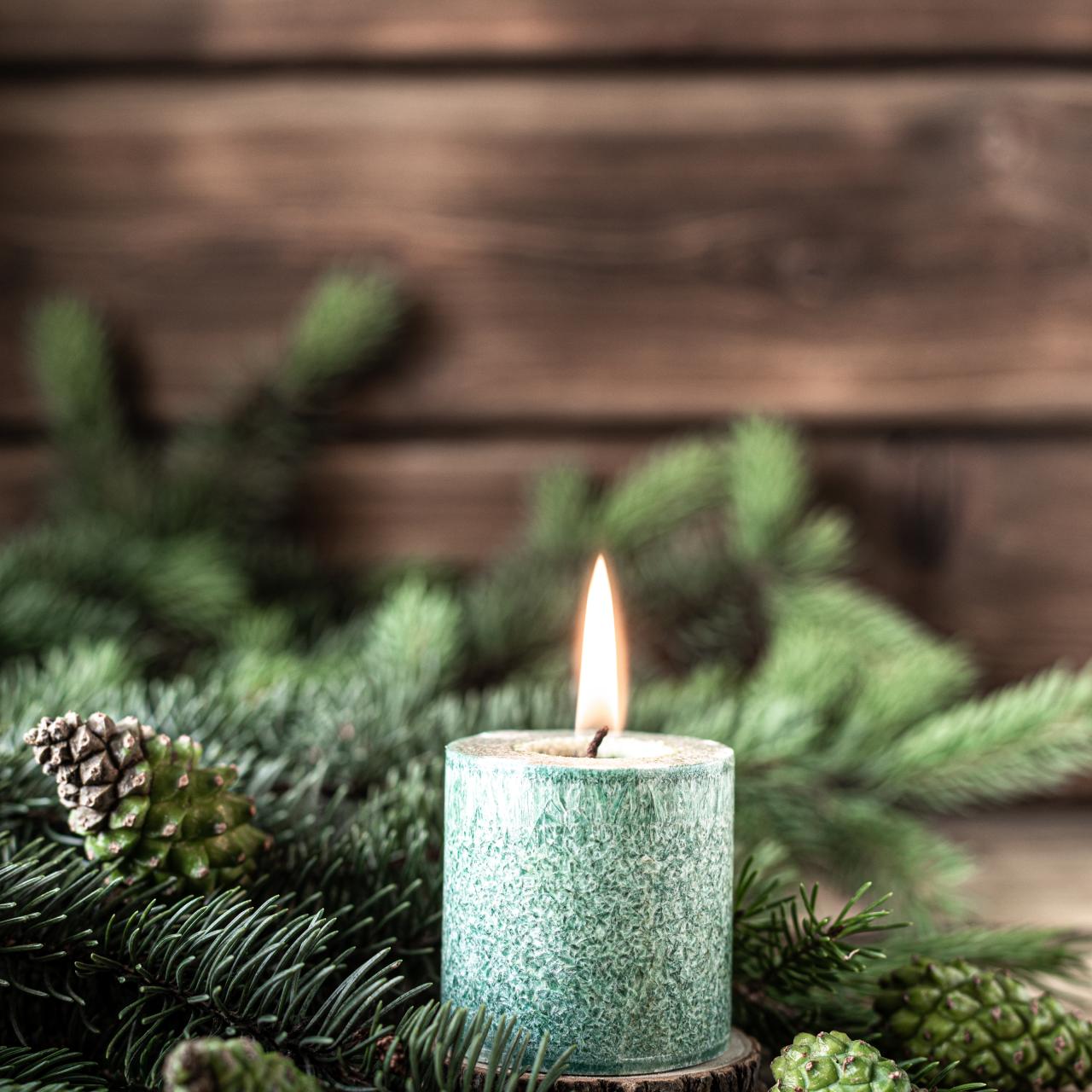 Brenndende Kerze und Tannenästchen