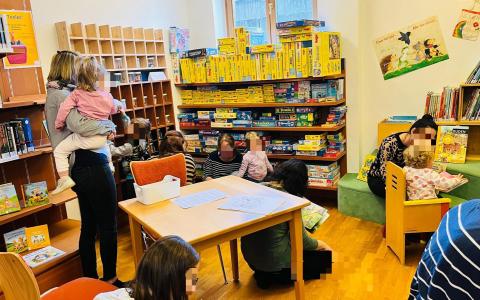 Besuch der Krabbelhaxerl in der ÖB Söll